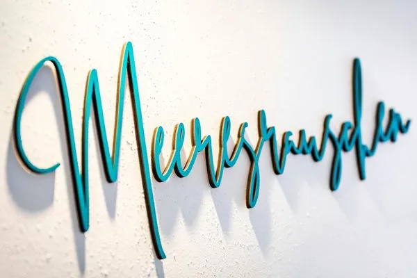 Wohn/Essbereich: Schlafsofa (140x200), Sitzbereich, Essbereich, TV, Zugang zum Balkon  FeWo Meeresrauschen Dachterrasse in PRORA - 4.51