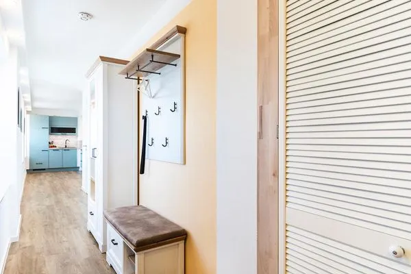 Wohn/Essbereich: Schlafsofa (140x200), Sitzbereich, Essbereich, TV, Zugang zum Balkon  FeWo Meeresrauschen Dachterrasse in PRORA - 4.51