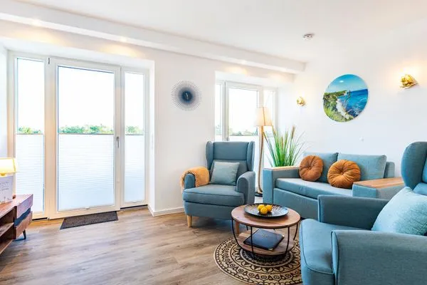 Wohn/Essbereich: Schlafsofa (140x200), Sitzbereich, Essbereich, TV, Zugang zum Balkon  FeWo Meeresrauschen Dachterrasse in PRORA - 4.51