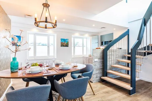 Wohn/Essbereich: Schlafsofa (140x200), Sitzbereich, Essbereich, TV, Zugang zum Balkon  FeWo Meeresrauschen Dachterrasse in PRORA - 4.51