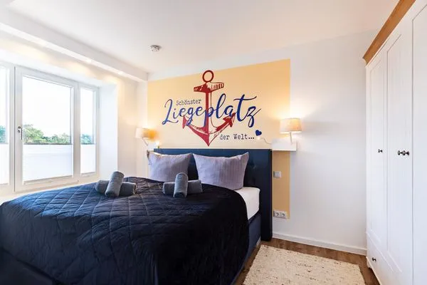 Schlafzimmer 1: Doppelbett (160x200), TV  FeWo Meeresrauschen Dachterrasse in PRORA - 4.51