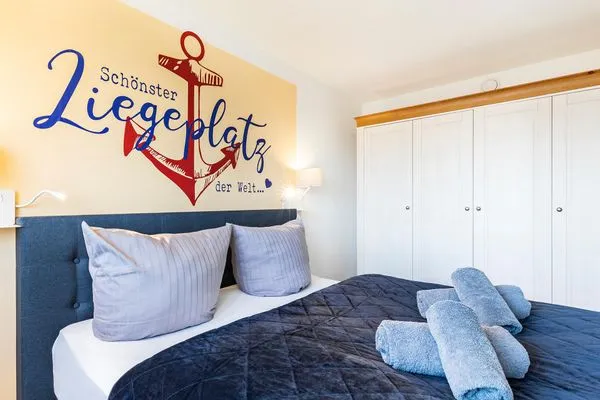 Schlafzimmer 1: Doppelbett (160x200), TV  FeWo Meeresrauschen Dachterrasse in PRORA - 4.51