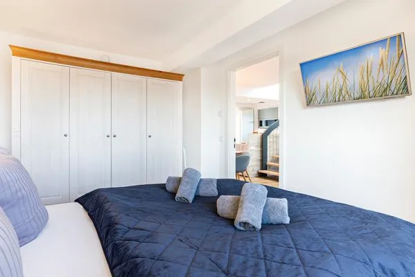 Schlafzimmer 1: Doppelbett (160x200), TV  FeWo Meeresrauschen Dachterrasse in PRORA - 4.51