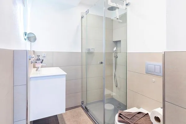 Badezimmer 1: Regendusche, WC, Haartrockner  FeWo Meeresrauschen Dachterrasse in PRORA - 4.51