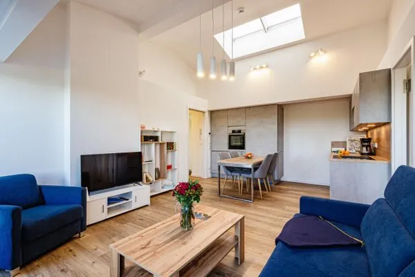 Wohn/Essbereich: Couch und Sessel, TV, Zugang zum Balkon mit Tisch und Stühlen  FeWo Meerestraum in PRORA - 5.53