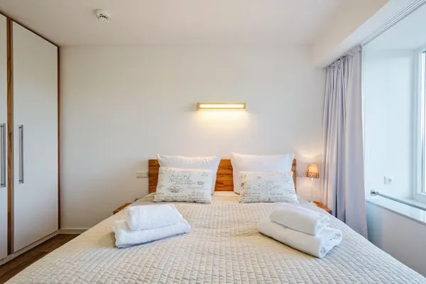 Schlafzimmer 1: Doppelbett (180x200), Kleiderschrank  FeWo Meerestraum in PRORA - 5.53