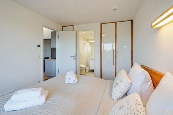 Schlafzimmer 1: Doppelbett (180x200), Kleiderschrank  FeWo Meerestraum in PRORA - 5.53