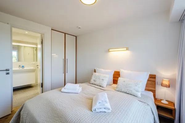 Schlafzimmer 1: Doppelbett (180x200), Kleiderschrank  FeWo Meerestraum in PRORA - 5.53