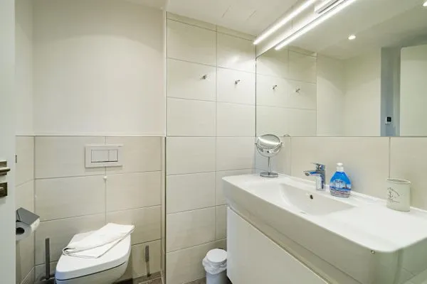 Badezimmer 1: Regendusche, WC, Haartrockner  FeWo Meerestraum in PRORA - 5.53