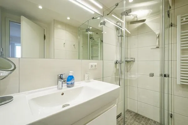 Badezimmer 1: Regendusche, WC, Haartrockner  FeWo Meerestraum in PRORA - 5.53