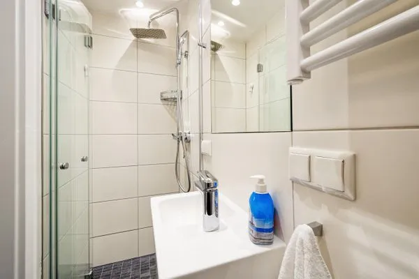 Badezimmer 2: Regendusche, WC  FeWo Meerestraum in PRORA - 5.53