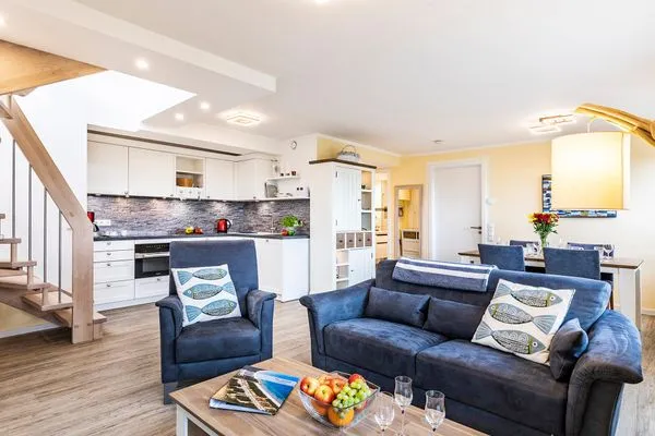 Wohn- und Essbereich: Sofa, TV, Blue Ray Player, Safe, Zugang zum Balkon  FeWo MeerGlück Dachterrasse in PRORA - 7.53