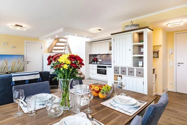 Wohn- und Essbereich: Sofa, TV, Blue Ray Player, Safe, Zugang zum Balkon  FeWo MeerGlück Dachterrasse in PRORA - 7.53