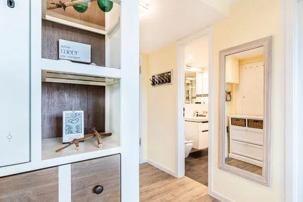 Wohn- und Essbereich: Sofa, TV, Blue Ray Player, Safe, Zugang zum Balkon  FeWo MeerGlück Dachterrasse in PRORA - 7.53