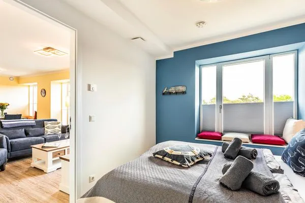 Schlafzimmer 1: Doppelbett, TV, Beamer  FeWo MeerGlück Dachterrasse in PRORA - 7.53