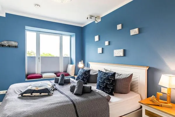 Schlafzimmer 1: Doppelbett, TV, Beamer  FeWo MeerGlück Dachterrasse in PRORA - 7.53