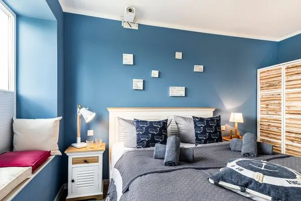 Schlafzimmer 1: Doppelbett, TV, Beamer  FeWo MeerGlück Dachterrasse in PRORA - 7.53