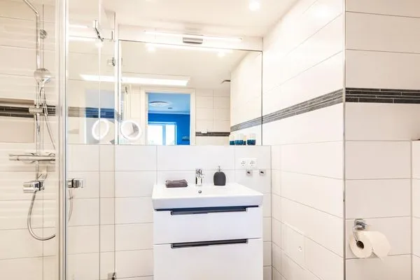 Badezimmer 1: Regendusche, WC, Haartrockner, Kosmetikspiegel  FeWo MeerGlück Dachterrasse in PRORA - 7.53