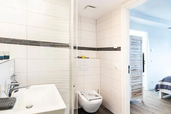 Badezimmer 1: Regendusche, WC, Haartrockner, Kosmetikspiegel  FeWo MeerGlück Dachterrasse in PRORA - 7.53