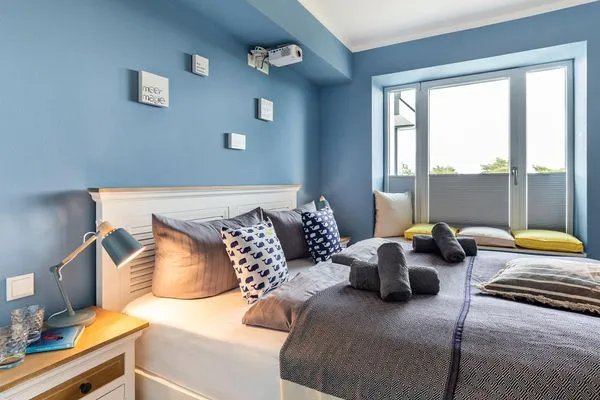 Schlafzimmer 2: Doppelbett, TV, Beamer  FeWo MeerGlück Dachterrasse in PRORA - 7.53