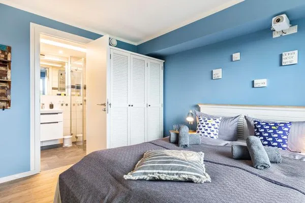 Schlafzimmer 2: Doppelbett, TV, Beamer  FeWo MeerGlück Dachterrasse in PRORA - 7.53