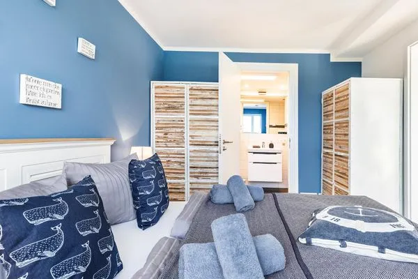 Schlafzimmer 2: Doppelbett, TV, Beamer  FeWo MeerGlück Dachterrasse in PRORA - 7.53