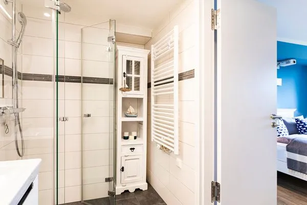 Badezimmer 2: Regendusche, WC, Haartrockner, Kosmetikspiegel  FeWo MeerGlück Dachterrasse in PRORA - 7.53