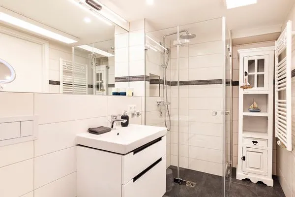 Badezimmer 2: Regendusche, WC, Haartrockner, Kosmetikspiegel  FeWo MeerGlück Dachterrasse in PRORA - 7.53