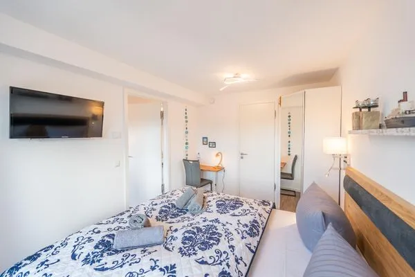 Schlafzimmer 2: Doppelbett (160x200), TV  FeWo Meerlust in PRORA - 4.42