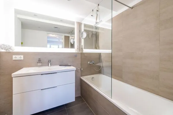 Badezimmer 2: Regendusche, WC, Haartrockner  FeWo Meerlust in PRORA - 4.42