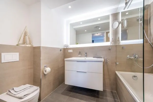 Badezimmer 2: Regendusche, WC, Haartrockner  FeWo Meerlust in PRORA - 4.42