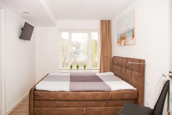 Schlafzimmer »Meer« Doppelbett (180x200), Kleiderschrank, TV  FeWo MeerSonneWind in PRORA - 9.35
