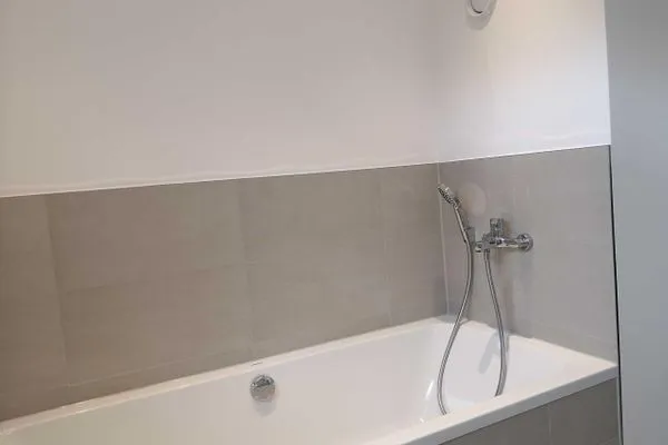 Badezimmer 1: Badewanne, WC, Kosmetikspiegel und Föhn  FeWo MeerSonneWind in PRORA - 9.35