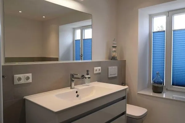 Badezimmer 1: Badewanne, WC, Kosmetikspiegel und Föhn  FeWo MeerSonneWind in PRORA - 9.35