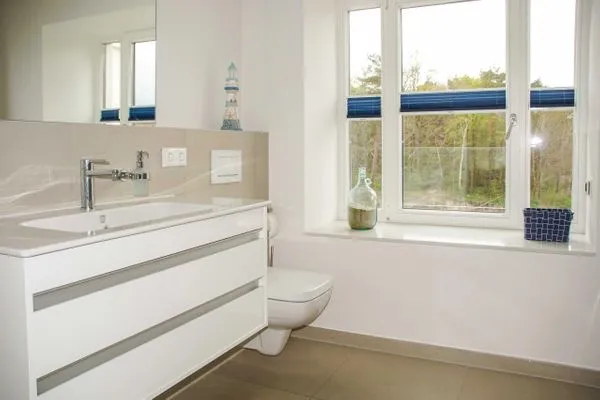 Badezimmer 2: Regendusche, WC, Kosmetikspiegel  FeWo MeerSonneWind in PRORA - 9.35