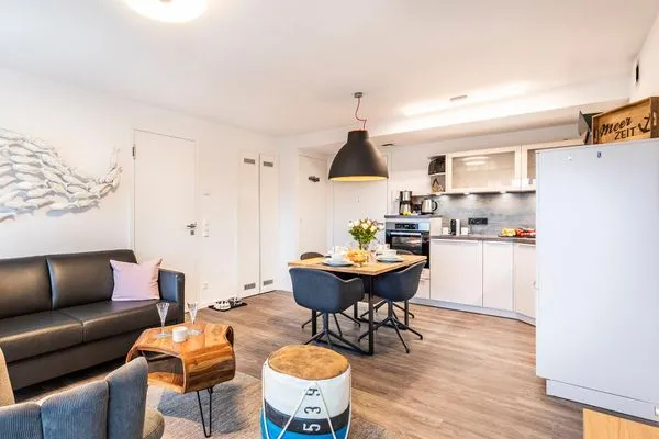 Wohn-/Essraum: Sofa, TV, Zugang zum Balkon  FeWo Meerzeit in PRORA - 2.42