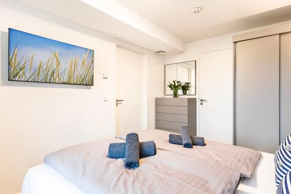 Schlafzimmer 2: Doppelbett (160x200), TV  FeWo Meerzeit in PRORA - 2.42