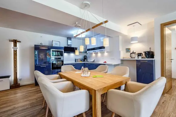 Wohnzimmer: Schlafcouch für 2 Pers., Smart-TV 55 Zoll, Essbereich, Zugang zum Balkon  FeWo Moin in PRORA - 9.12