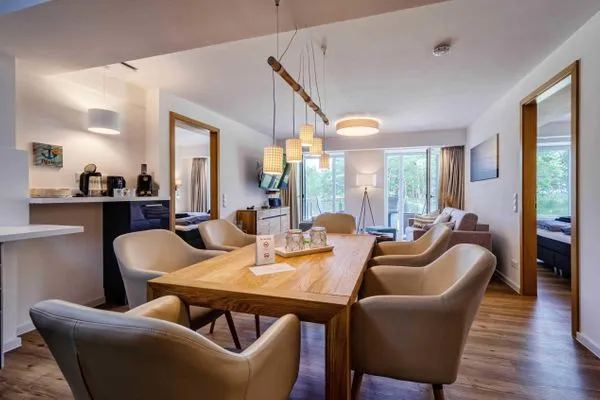 Wohnzimmer: Schlafcouch für 2 Pers., Smart-TV 55 Zoll, Essbereich, Zugang zum Balkon  FeWo Moin in PRORA - 9.12