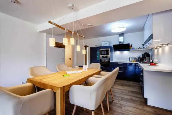 Wohnzimmer: Schlafcouch für 2 Pers., Smart-TV 55 Zoll, Essbereich, Zugang zum Balkon  FeWo Moin in PRORA - 9.12