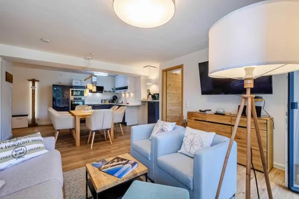 Wohnzimmer: Schlafcouch für 2 Pers., Smart-TV 55 Zoll, Essbereich, Zugang zum Balkon  FeWo Moin in PRORA - 9.12