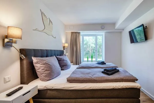 Schlafzimmer 1: Doppelbett (180x200), TV  FeWo Moin in PRORA - 9.12