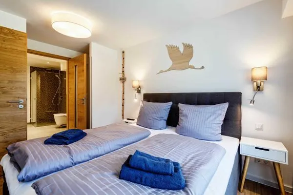 Schlafzimmer 1: Doppelbett (180x200), TV  FeWo Moin in PRORA - 9.12