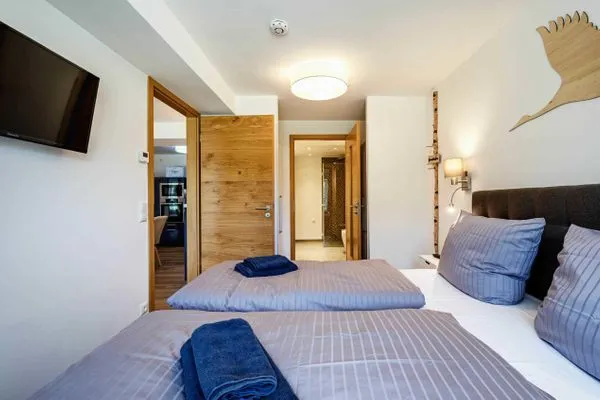 Schlafzimmer 1: Doppelbett (180x200), TV  FeWo Moin in PRORA - 9.12