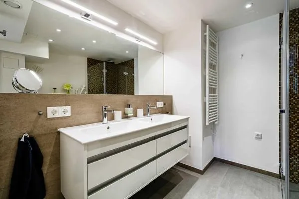 Badezimmer 1: Bad mit Dusche (Rainshower), Haartrockner, WC  FeWo Moin in PRORA - 9.12