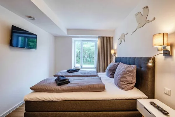 Schlafzimmer 2: Doppelbett (180x200), TV, Schreibtisch  FeWo Moin in PRORA - 9.12