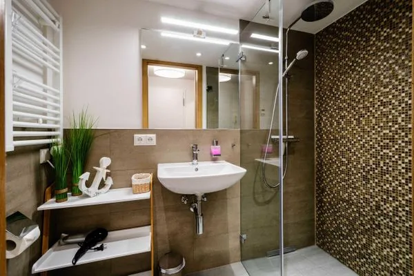 Badezimmer 2: Bad en Suite mit Dusche (Rainshower), Haartrockner, WC  FeWo Moin in PRORA - 9.12