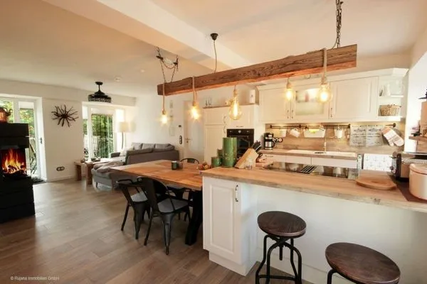 Wohn- und Essbereich verfügt über eine bequeme Schlafcouch (120x180), einen weiteren Smart-TV  FeWo Njoerd in PRORA - 5.35