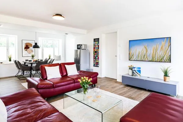 Wohnzimmer: 2 Sofa, TV, Zugang zum Balkon  FeWo Oase in PRORA - 2.25