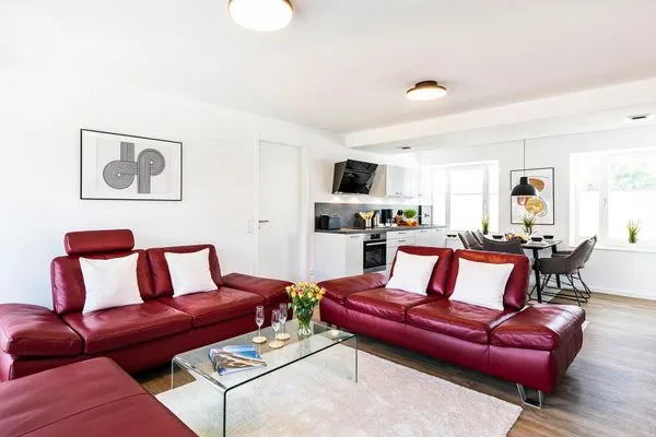 Wohnzimmer: 2 Sofa, TV, Zugang zum Balkon  FeWo Oase in PRORA - 2.25